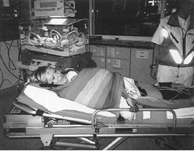 Рисунок 16. Мать с новорожденным ребенком перед транспортировкой методом «кенгуру» из отделения реанимации и интенсивной терапии новорожденных (Sontheimer D. et al., 2004)