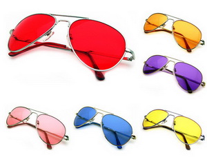 Офтальмологи запретили часто носить солнечные очки с цветными линзами