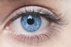 Привычка спать в контактных линзах угрожает потерей зрения