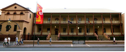 Парламент штата НЮУ (Сидней). Отреставрировааное крыло первого каменного здания Сиднейского госпиталя