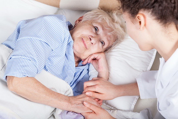 Если пожилой человек регулярно спит днем, у него повышен риск инсульта