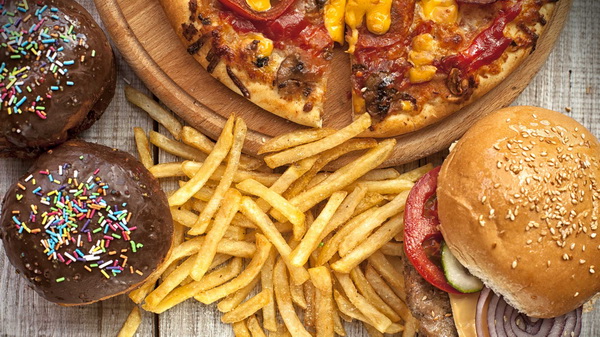 Исследователи показали, как именно жирная пища наносит вред сердечно-сосудистой системе