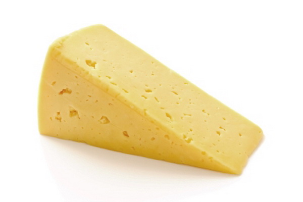 При высоком кровяном давлении лучше не есть обычный сыр