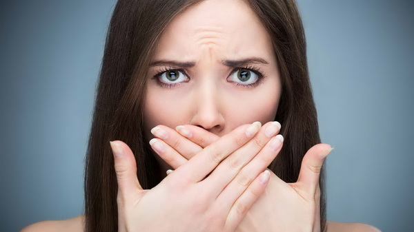 Эксперт советует внимательно следить за запахом изо рта