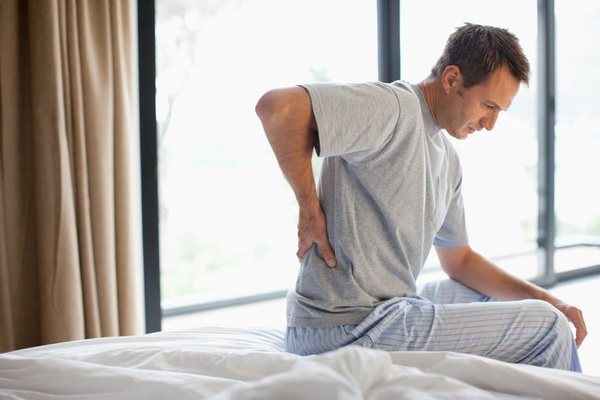 Почему может сильно болеть спина?